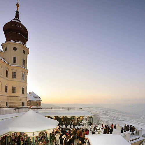 Stif Göttweig im Winter mit Adventmarkt