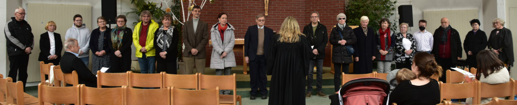 Gemeindevertreter stehen vor dem Altar